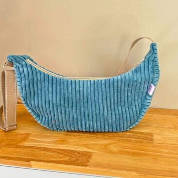 sac banane demi lune velours bleu, fait main par Maison Pivoine, en France - Bretagne