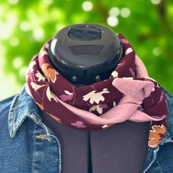echarpe sophie scarf avec des motifs floraux dans les violine