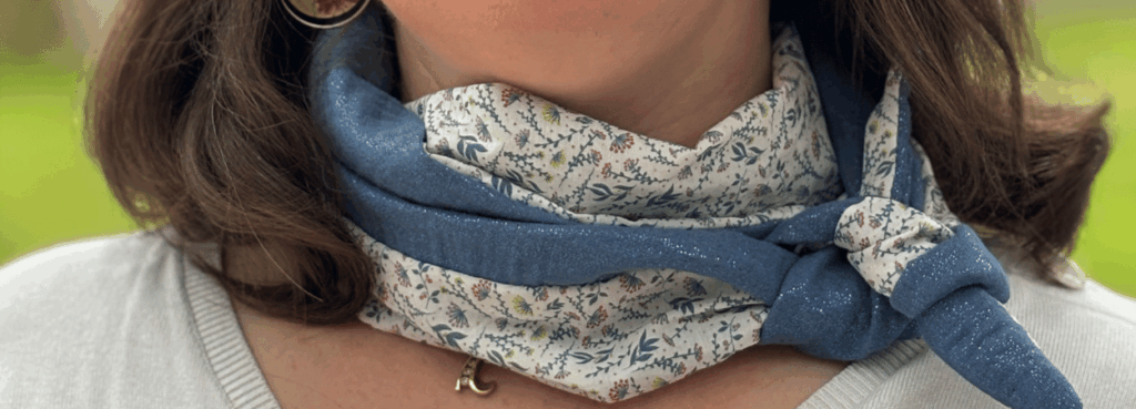echarpe sophie scarf en viscose et double gaze dans les teintes bleues porté au cou