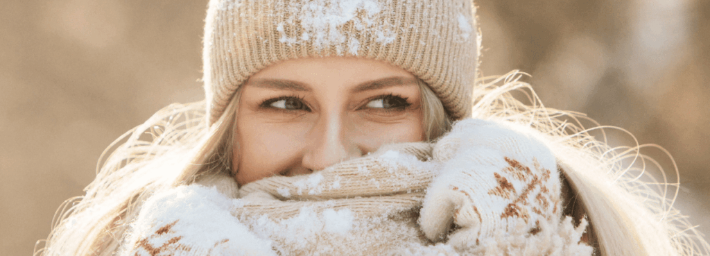 femme portant un cache cou crème