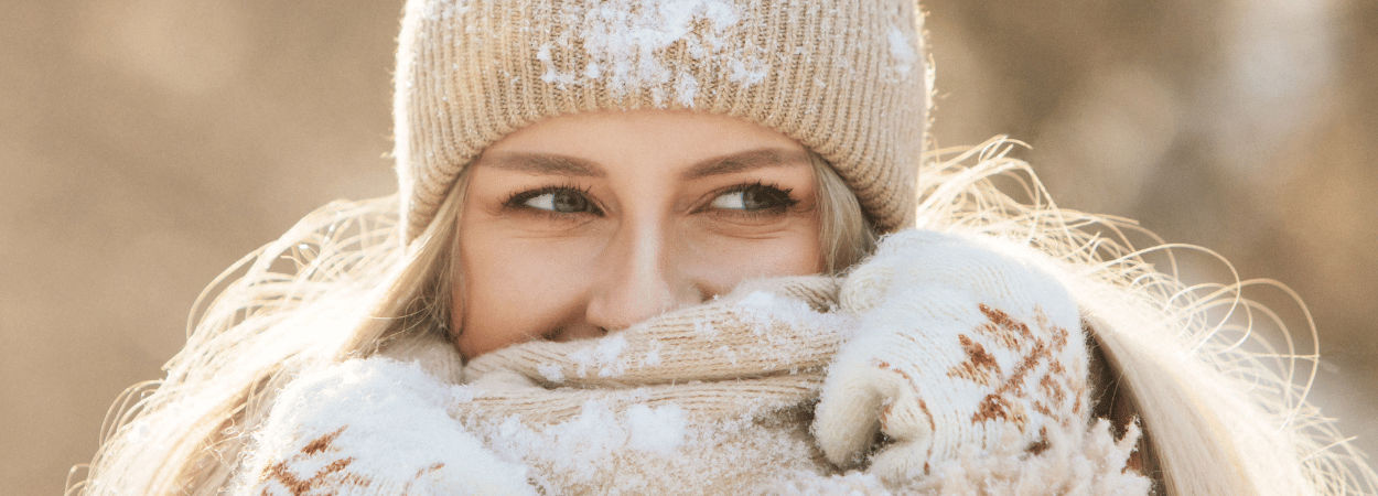 femme portant un cache cou crème