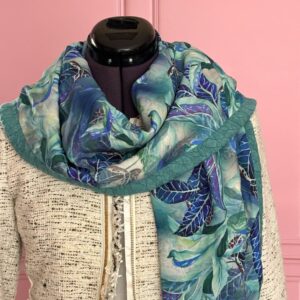 Écharpe et étole femme réversible, tissu bleu vert à motifs floraux, création artisanale Maison Pivoine