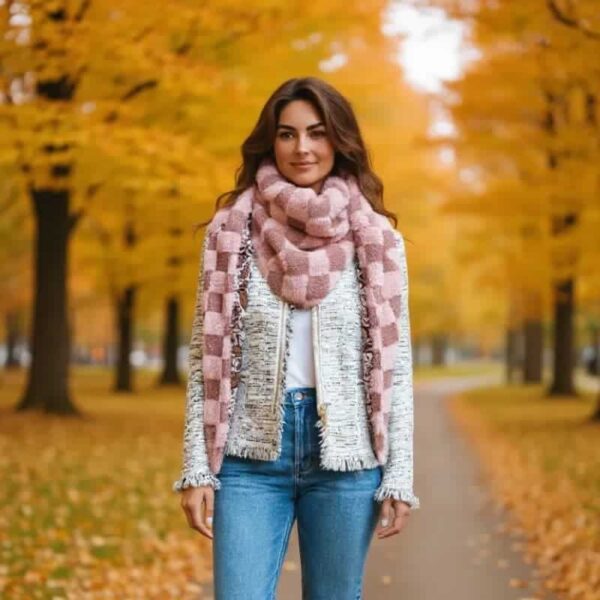 Foulard femme artisanal en viscose fleurie et fausse fourrure damier rose – Maison Pivoine