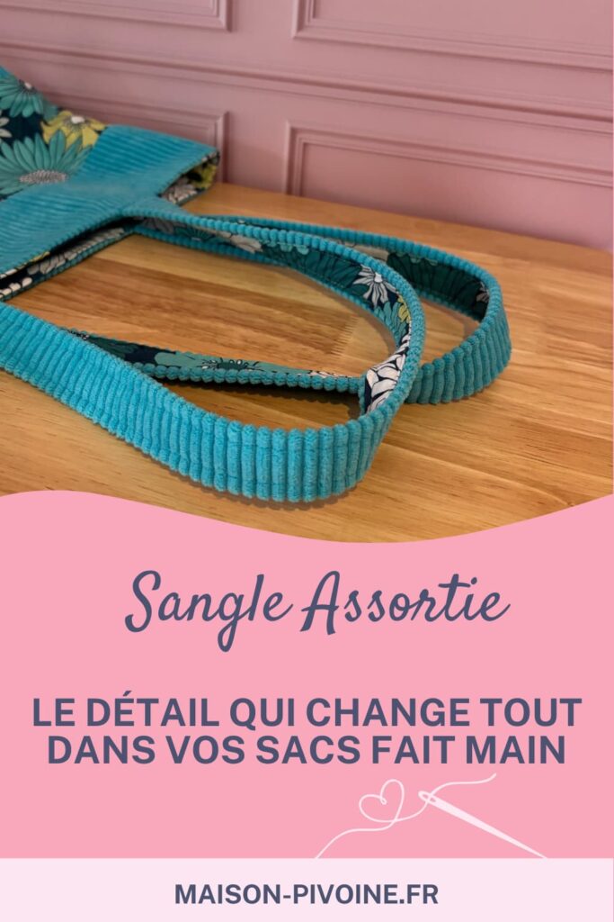 Sangle assortie cousue main sur sac artisanal bleu et floral. Un détail couture élégant qui transforme vos sacs faits main en créations uniques.