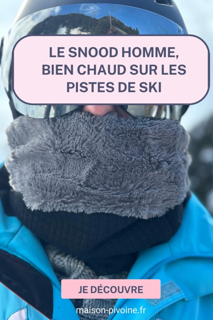 snood-homme-ski Homme équipé pour le ski portant un snood gris en fausse fourrure très couvrant, devant un paysage de montagne enneigée, avec le texte « Le snood homme, bien chaud sur les pistes de ski