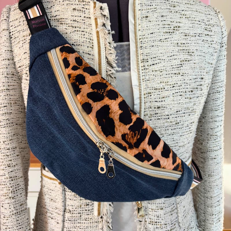 Sac banane artisanale Maison Pivoine en jeanโs recyclรฉ et viscose lรฉopard, vue rapprochรฉe sur la fermeture double curseur.