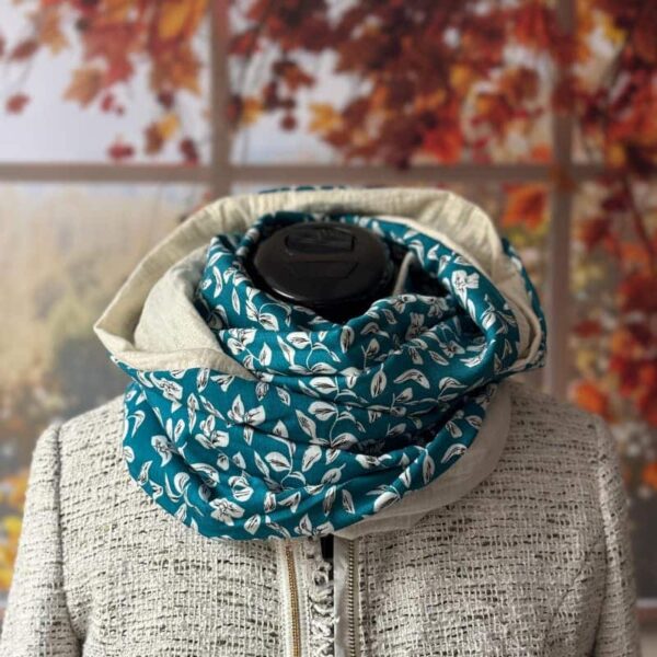 Snood femme bleu et beige porté sur un mannequin devant un décor automnal, création artisanale Maison Pivoine.
