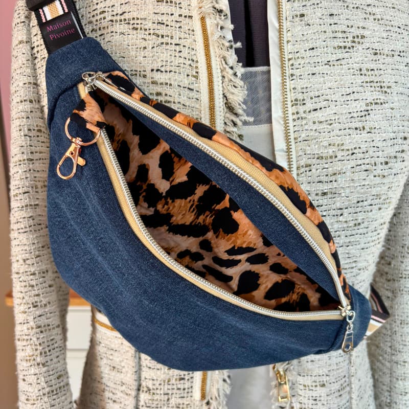Dรฉtail du sac banane Lรฉona Maison Pivoine en jeanโs recyclรฉ et viscose lรฉopard, avec doublure imprimรฉe et sangle rayรฉe.