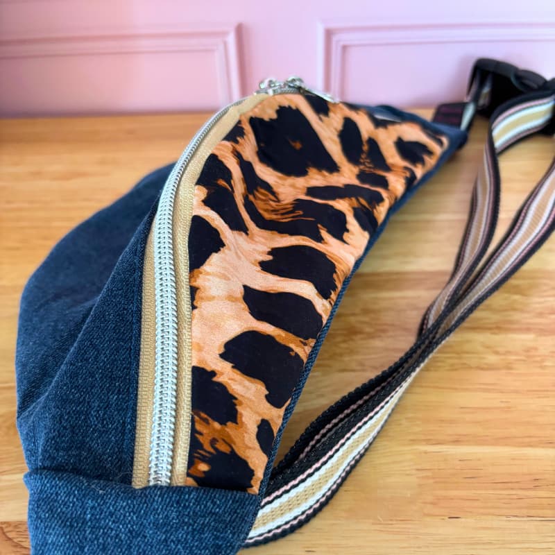 Sac banane femme Maison Pivoine, combinaison de jeanโs bleu et tissu lรฉopard, confection artisanale.