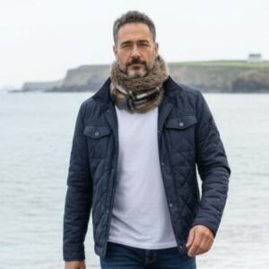 tour-de-cou-homme Homme portant un snood homme tartan brun et fausse fourrure taupe Maison Pivoine, accessoire chaud et élégant fait main en Bretagne.