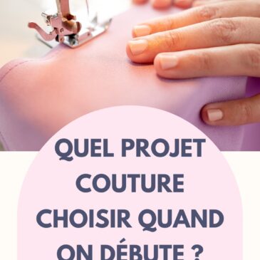 Mains guidant du tissu rose sous le pied presseur d'une machine à coudre, premier projet couture débutant