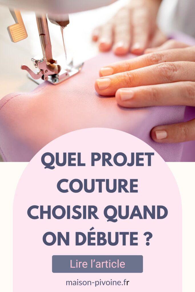Mains guidant du tissu rose sous le pied presseur d'une machine à coudre, premier projet couture débutant