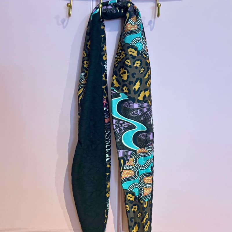 Foulard Sophie Scarf version hiver suspendu, montrant sa face rรฉversible en laine et viscose imprimรฉe.