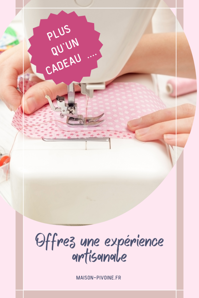 carte-cadeau-maison-pivoine Mains d'artisane cousant un tissu rose à pois sur une machine à coudre dans un atelier en Bretagne. Épingle Pinterest Maison Pivoine invitant à offrir une expérience artisanale avec une carte cadeau fait main, idéale pour la Fête des Mères ou toute occasion spéciale.