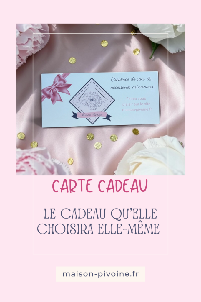fete-des-meres-bon-cadeau Carte cadeau Maison Pivoine posée sur un tissu satiné rose, entourée de pivoines fraîches et de confettis dorés. Bon cadeau artisanal fait main en Bretagne, idéal pour la Fête des Mères, anniversaire ou toute occasion spéciale