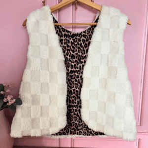 Gilet de berger femme sur un cintre - fabriqué à quimperlé