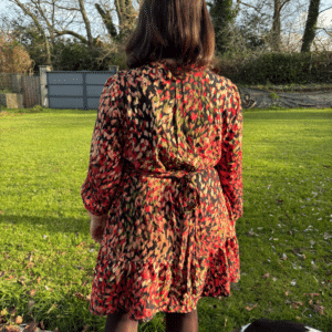 robe-cassie-majam-viscose Robe cassie de dos, avec la ceinture noué par le dos au lieu du coté