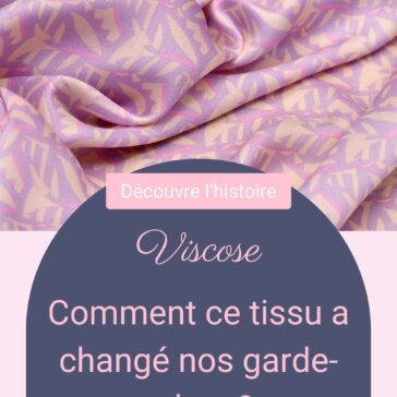Gros plan sur un tissu en viscose rose et lilas aux plis soyeux, avec le texte “Découvre l’histoire – Viscose : comment ce tissu a changé nos garde-robes