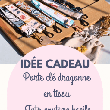 Idée cadeau couture : porte-clés dragonne en tissu cousus main, aux motifs variés, disposés sur une planche en bois avec une ambiance douce et naturelle. Tutoriel couture facile proposé par Maison Pivoine.