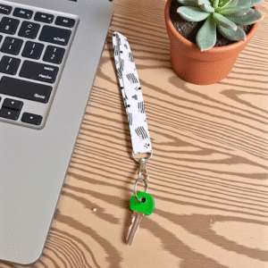 porte-cle-dragonne porte clé dragonne avec une clé verte posée sur un bureau - Maison Pivoine