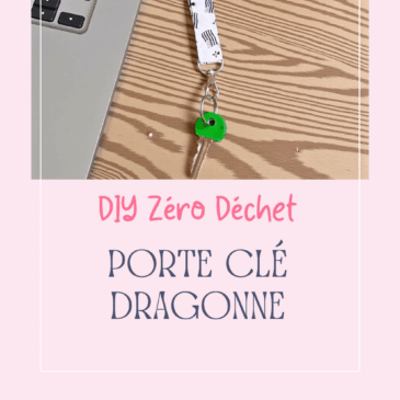DIY zéro déchet : porte-clé dragonne cousu main en tissu, avec mousqueton et clé verte, posé sur un bureau en bois à côté d’un ordinateur et d’une plante. Tutoriel couture facile proposé par Maison Pivoine.