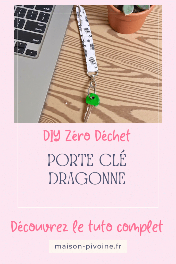 tuto-couture-porte-cle DIY zéro déchet : porte-clé dragonne cousu main en tissu, avec mousqueton et clé verte, posé sur un bureau en bois à côté d’un ordinateur et d’une plante. Tutoriel couture facile proposé par Maison Pivoine.