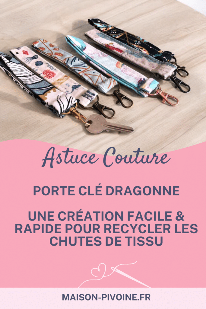 tuto-couture-porte-cle-tissu Astuce couture : porte-clés dragonne en tissu cousus main, alignés sur une table en bois, avec différents motifs et mousquetons. Création facile et rapide pour recycler les chutes de tissu, proposée par Maison Pivoine.