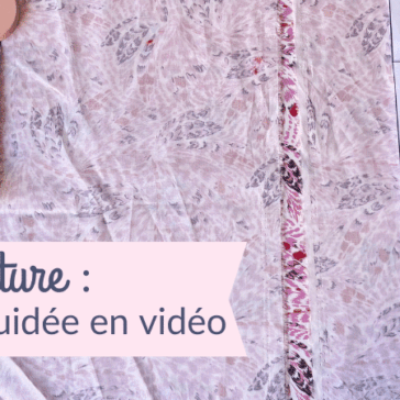 Vue de dessus d'un plan de travail de couture présentant les pièces d'un patron papier pour le « Sac cabas Capucine ». Les pièces blanches, maintenues sur un tissu rose à motifs par de gros boutons roses faisant office de poids, indiquent les instructions de coupe : « Corps de sac A » et « Bande centrale C ». Une bannière rose en bas à gauche affiche le texte : « Patron de couture : le plaisir de coudre, guidée en vidéo