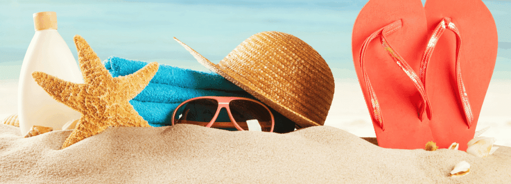 accessoire de l'été chez maison pivoine, photo reprensantant des accessoire de plage tel que creme solaire, chapeau lunette tong