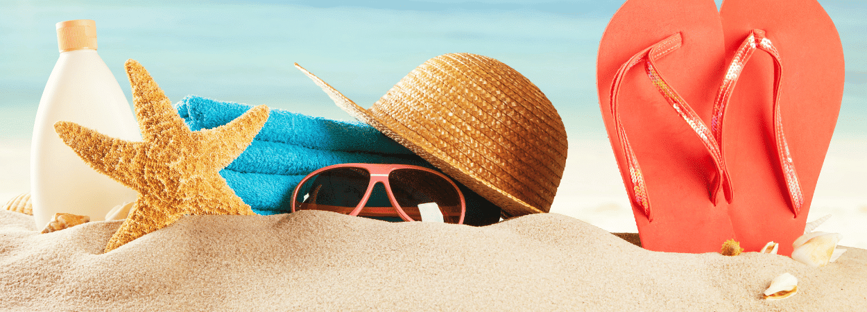 accessoire de l'été chez maison pivoine, photo reprensantant des accessoire de plage tel que creme solaire, chapeau lunette tong