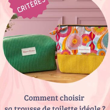 Deux trousses de toilette Maison Pivoine posées côte à côte sur un fond clair : une trousse rectangulaire en velours côtelé vert et une trousse pochette “Lilas” en coton fleuri avec base en velours, ambiance douce et lumineuse.