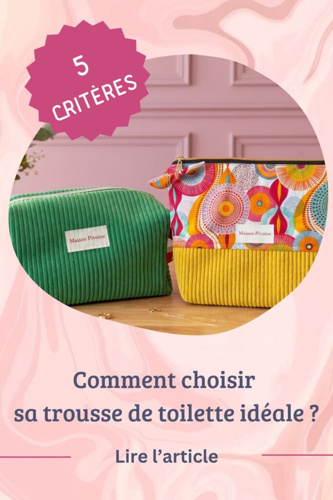 comment-choisir-trousse Deux trousses de toilette Maison Pivoine posées côte à côte sur un fond clair : une trousse rectangulaire en velours côtelé vert et une trousse pochette “Lilas” en coton fleuri avec base en velours, ambiance douce et lumineuse.