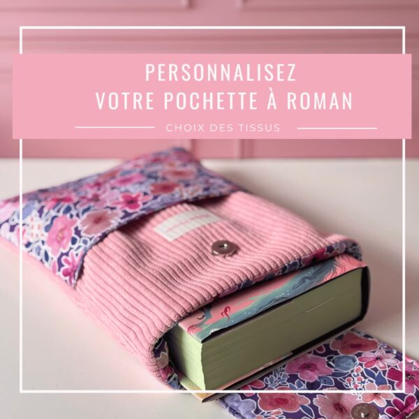 Pochette à roman Maison Pivoine personnalisable, posée sur un livre ouvert. Modèle en velours côtelé rose poudré et tissu fleuri violet et rose. Texte : « Personnalisez votre pochette à roman – Choix des tissus ».