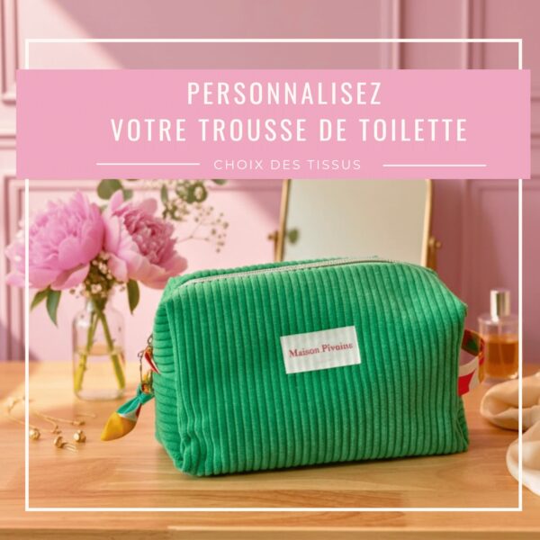 Trousse de toilette personnalisable en velours côtelé vert, posée sur une table en bois avec un bouquet de pivoines, étiquette Maison Pivoine visible.