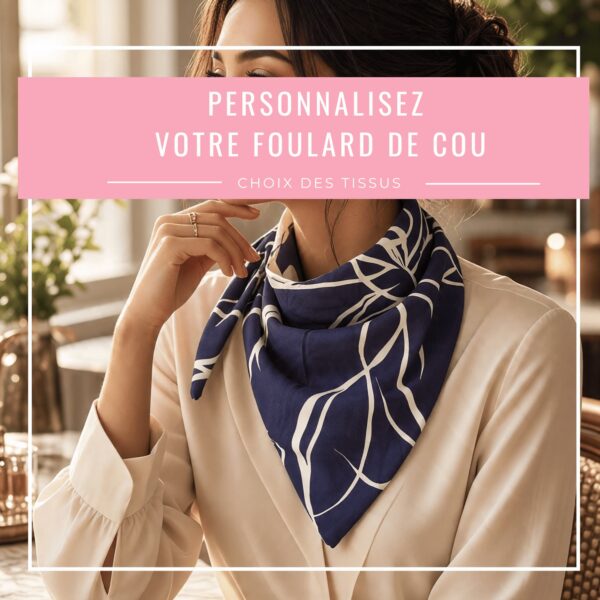 Femme portant un foulard de cou bleu marine et blanc, chèche bandana réversible personnalisable